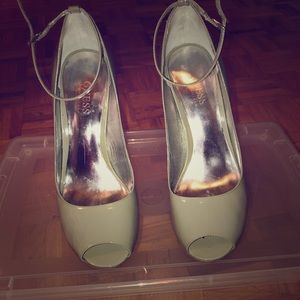 Shiny leather grey Guess pumps